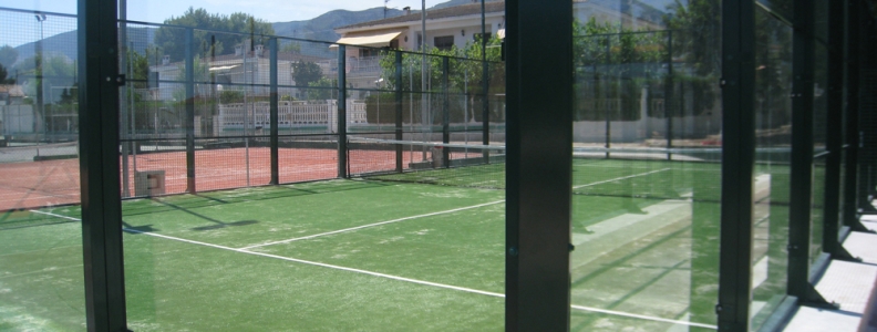 Mantenimiento de una pista de césped artificial profesional